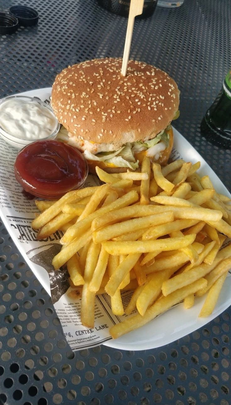 Burger artisanal avec frites