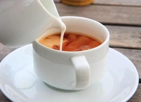 Thé noir au lait